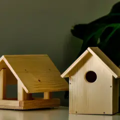 Dwa drewniane karmniki dla ptaków, jeden otwarty, drugi z okrągłym wejściem. Idealne do nauki, jak zrobić karmnik dla ptaków.