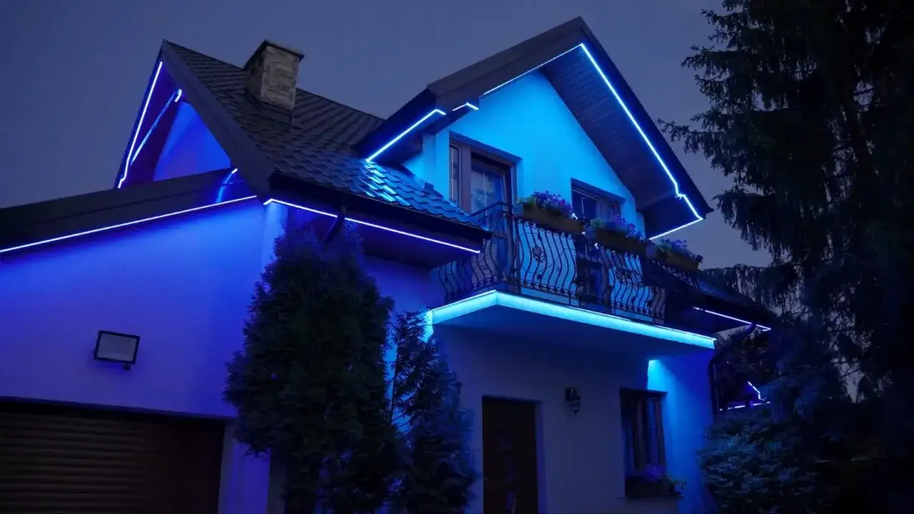 Niebieskie światło LED otacza dom, tworząc magiczną atmosferę. Jaka barwa światła na zewnątrz? Intensywnie niebieska, podkreślająca architekturę i otaczającą zieleń.