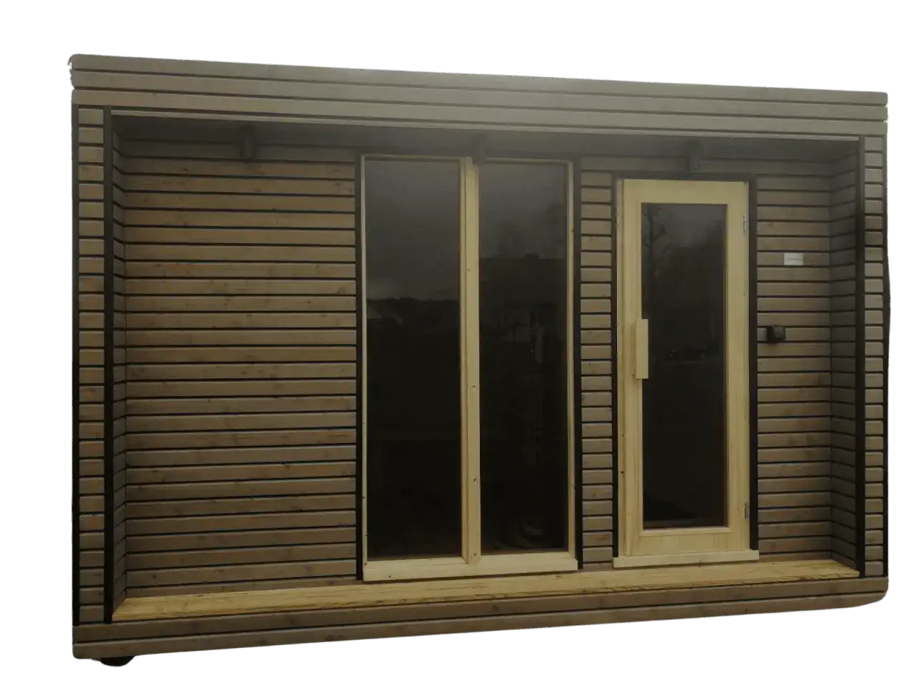 Nowoczesna sauna ogrodowa opalana drewnem, z dwoma dużymi oknami i przeszklonymi drzwiami.